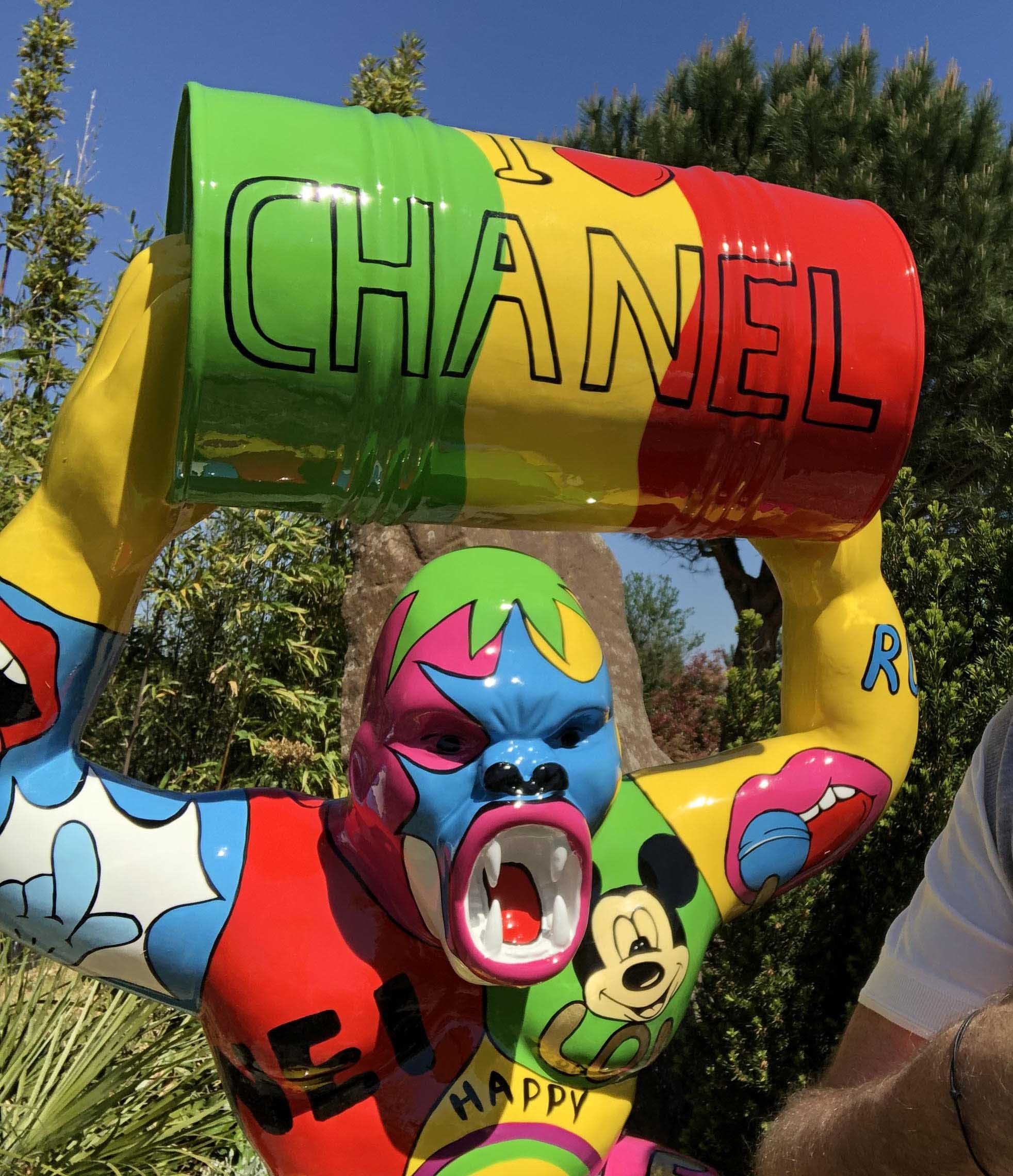 Gorille XXL portant un fût “I Love Chanel”